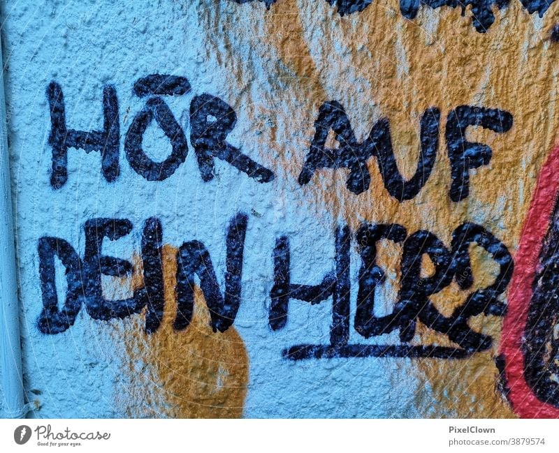 Graffiti blau Schriftzeichen Menschenleer Fassade Wand Kunst Jugendkultur Straßenkunst Wandmalereien Subkultur Schmiererei Buchstaben