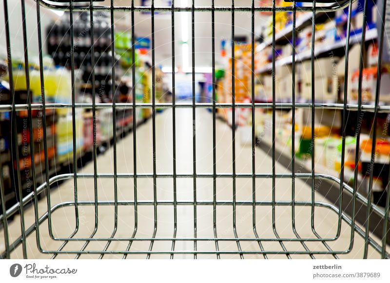 Einkaufen im Supermarkt auswahl bedarf discounter einkauf einkaufen einkaufswagen einkazufskorb ernährung essen haufhalle lebensmittel lebensunterhalt