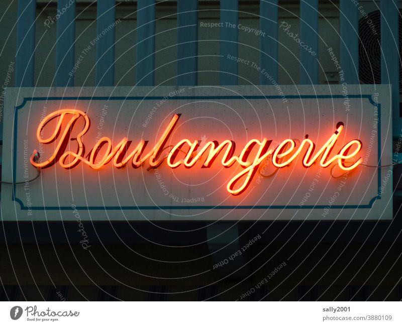Bonjour... Bäckerei Boulangerie Schriftzug Buchstaben Fassade Schriftzeichen Schilder & Markierungen Leuchtreklame Leuchtröhre Frankreich Französisch Gebäude