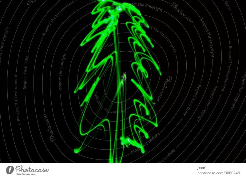 Ein Weihnachtsbaum gemalt mit Kinderhand | Lichtmalerei mit grünem Licht Tannenbaum Bewegung Dynamik malen Phantasie Lichtspiel Kunst Lichtshow Linie Linien