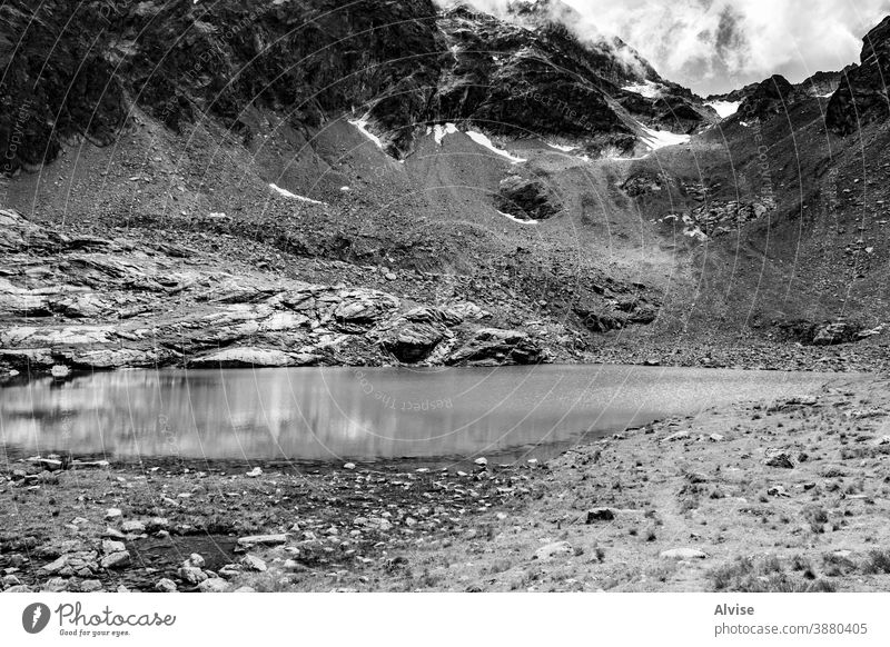 kleiner Alpensee in Tirol fünfzehn Bergkette im Freien Wolken See Tal Entdecker Flucht Vegetation Klettern umgeben wandern erstaunlich Reise Rucksack Abenteuer