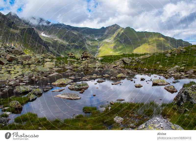kleiner Alpensee in Tirol einer Bergkette im Freien Wolken See Tal Entdecker Flucht Vegetation Klettern umgeben wandern erstaunlich Reise Rucksack Abenteuer