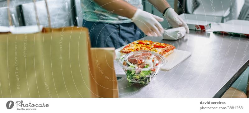 Unbekannter Koch verpackt Takeaway-Bestellungen Restaurantküche Bestellungen vorbereiten Tüte Verpackung unkenntlich Imbissbude Transparente Netz Kopfball