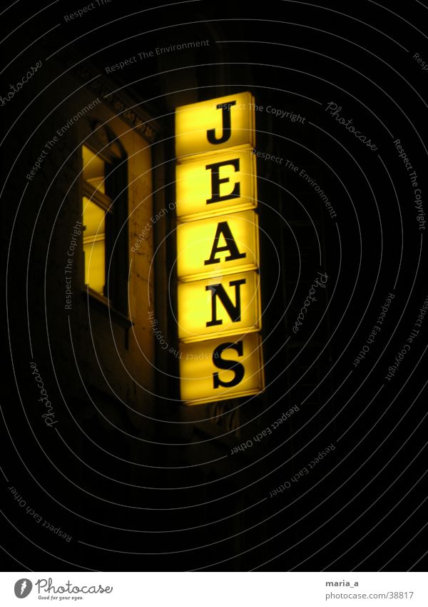 Jeans gelb Nacht Licht Fenster Leuchtreklame Hose Baugerüst Bekleidung Buchstaben Oberlicht dunkel Werbung Jeanshose Leuchtwerbung Jeansladen Leiter tragen