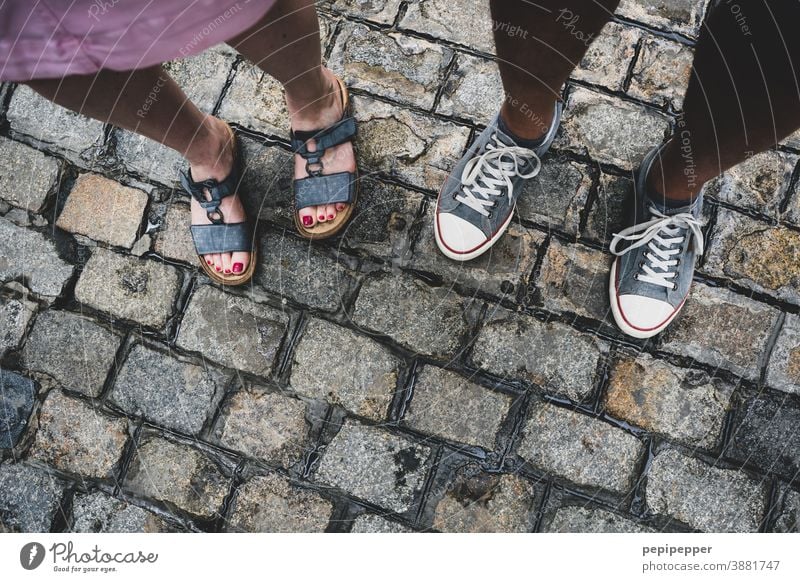 Mann und Frau von oben auf Füße fotografiert Füße hoch Fuß Mensch Außenaufnahme Ferien & Urlaub & Reisen Farbfoto Zehen Schuhe Sandalen Turnschuh Sneaker
