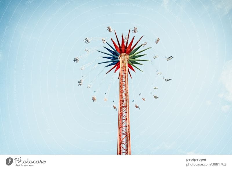 Karussell aus Froschperspektive fotografiert Jahrmarkt Licht Freizeit & Hobby Freude Außenaufnahme drehen Himmel Farbfoto Geschwindigkeit Kettenkarussell