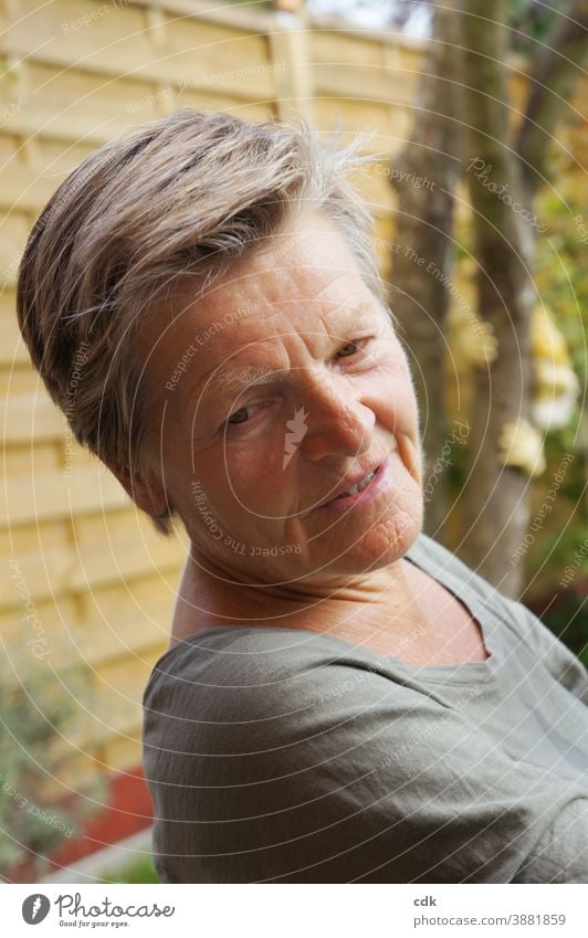 grautöne Frau Porträt Seniorin silber Licht und Schatten nachdenklich neutral grauhaarig weiblich Stil zuhören lauschen