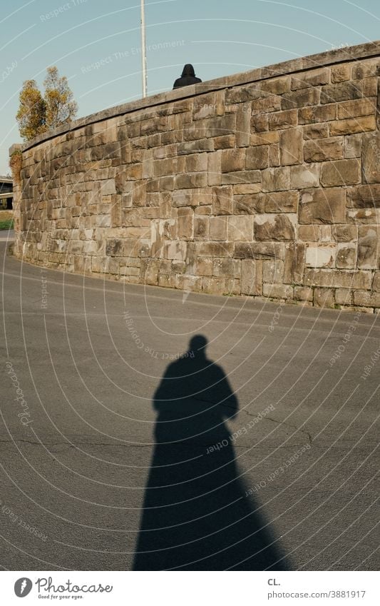 beschattung Person Identität geheimnisvoll verfolgen Schatten Mauer Wege & Pfade Mensch mysteriös 2 Silhouette beschatten beobachten Geheimnis Angst verstecken