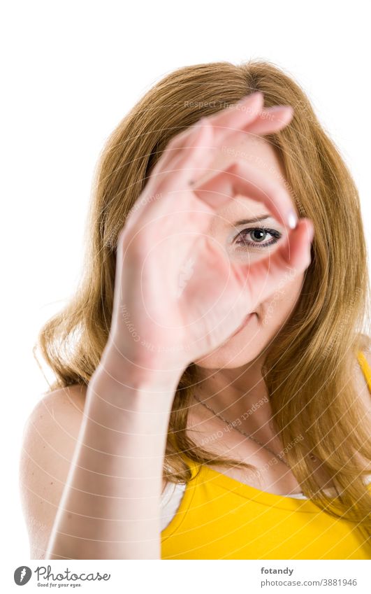 Das Ok-Zeichen durchschauen Frau Dschungel kaukasisch Blick in die Kamera weißer Hintergrund isoliert Auge Augenblick Handzeichen O.K.-Zeichen Schwerpunkt