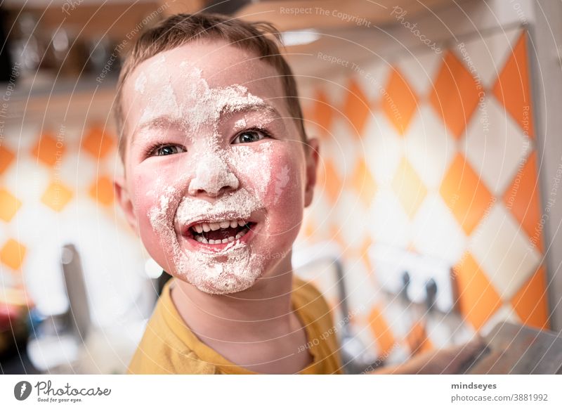 Kleiner Junge beim Backen mit Mehl im Gesicht Weihnachen Weihnachtsbäckerei backen Spaß haben spass Spielen Glück Kind Kindheit Freude Lifestyle