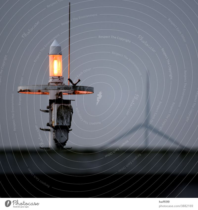 Navigationslicht Signal Nautik Nebelsignal Orientierung Lampe Anlegestelle schlechtes Wetter Hafen Herbst Pier Fähre herbstnebel Küste Schifffahrt maritim trist