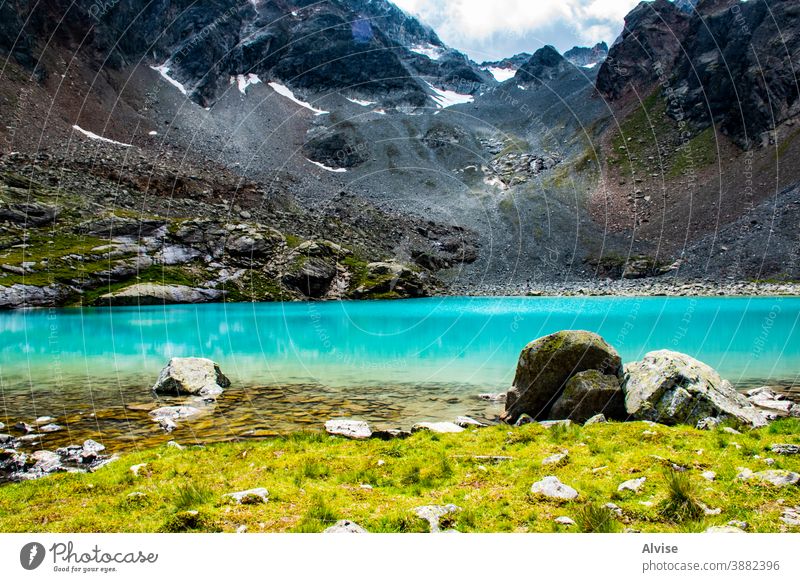 kleiner Alpensee in Tirol zwölf Bergkette im Freien Wolken See Tal Entdecker Flucht Vegetation Klettern umgeben wandern erstaunlich Reise Rucksack Abenteuer