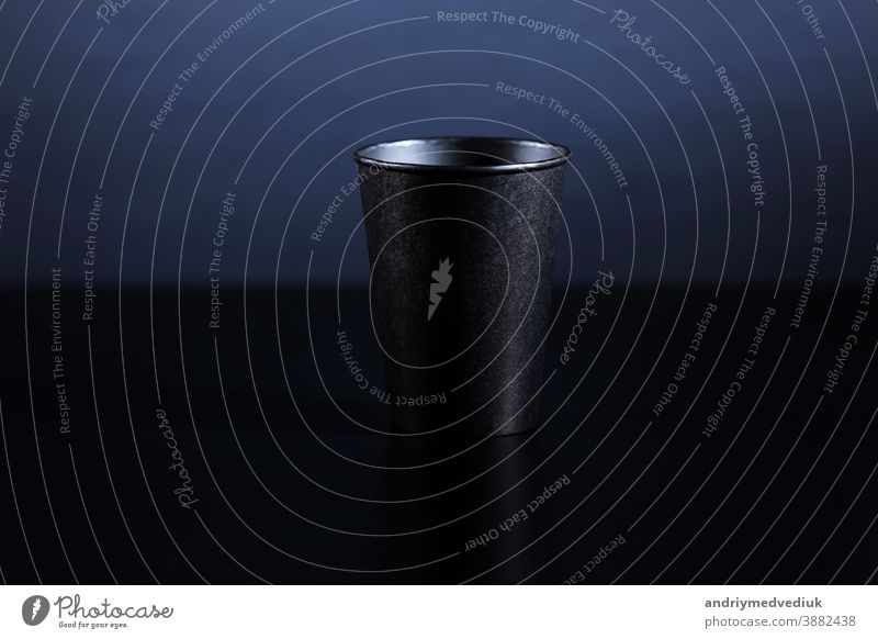 schwarzes Papierglas isoliert auf schwarzem Hintergrund. ein Glas für Tee oder Kaffee Tasse vereinzelt weiß nehmen Lebensmittel Deckel nach oben heiß trinken