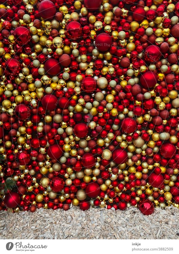 Weihnachtskugelwand Farbfoto menschenleer Hintergrund rot knallige Farben gold gelb dekoration Weihnachten ,Weihnachtsmarkt weihnachtsdekoration Viele voll