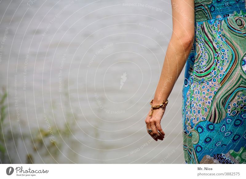 Sommerkleid am See Schönes Wetter Wasser Ausflug Wärme Idylle natürlich weiblich idyllisch authentisch Urlaub Natur ästhetisch blau grün Accessoire Rückansicht