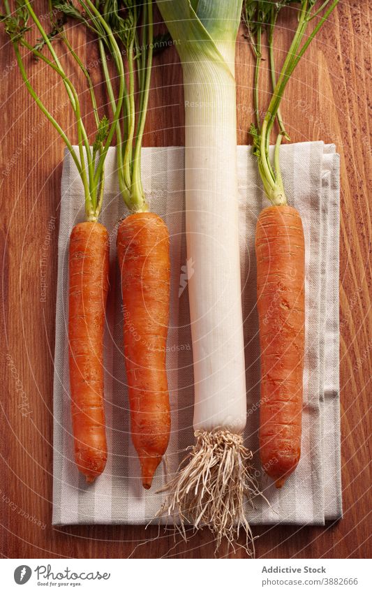 Frische Möhren und Lauch auf dem Tisch Gemüse Porree frisch Kulisse Lebensmittel natürlich organisch roh Gesundheit Vitamin Ernährung reif Bestandteil Veganer