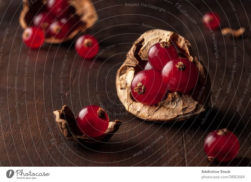 Granatapfelkerne und Walnussschale Walnussholz Samen Panzer Frucht Nut Lebensmittel frisch natürlich Vitamin Konzept reif rot Gesundheit organisch Ernährung roh