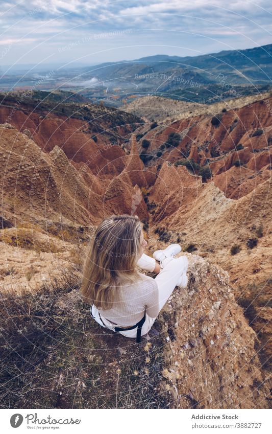 Reisende Frau, die felsige Berge beobachtet Berge u. Gebirge Felsen reisen erkunden beobachten nachdenken wild Natur Sandstein Entdecker allein Abenteuer