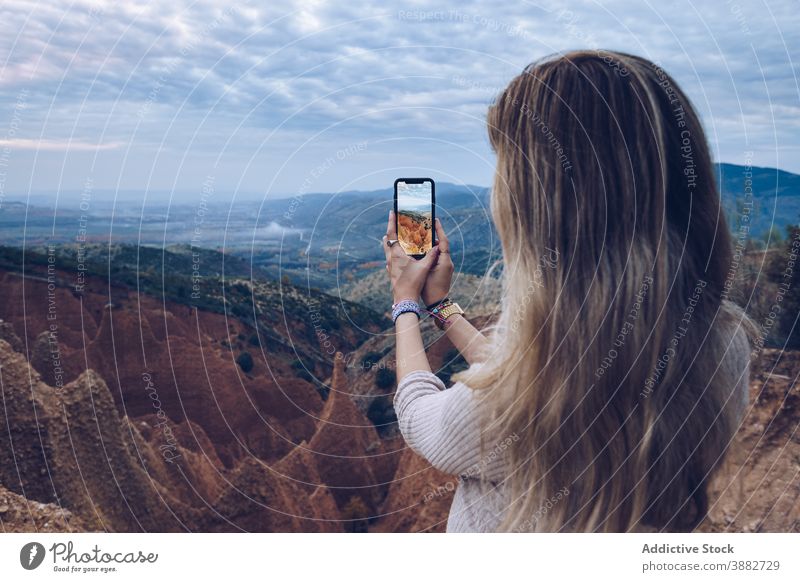 Frau fotografiert Felsformationen mit Smartphone Berge u. Gebirge fotografieren Reisender Natur felsig Abenteuer wild Telefon Umwelt Erosion Landschaft Mobile
