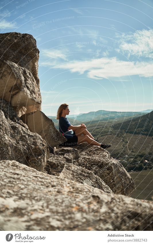 Reisende Frau sitzt auf einem Felsen im Hochland Wanderer Berge u. Gebirge Trekking Aussichtspunkt sich[Akk] entspannen Freiheit genießen Hügel felsig Abenteuer