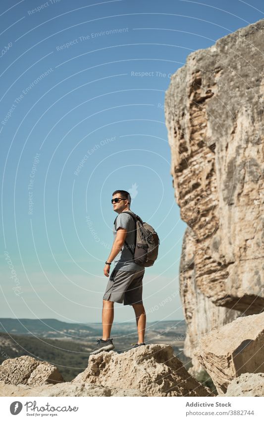 Mann mit Rucksack auf Felsen in den Bergen Reisender Berge u. Gebirge Wanderer Urlaub Sommer Fernweh Abenteuer Hochland männlich Entdecker spektakulär malerisch