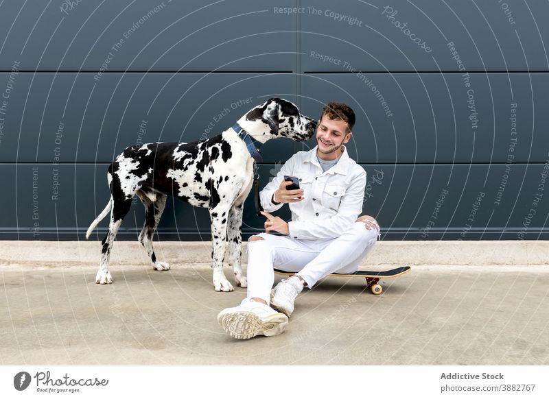 Mann nimmt Selfie mit Hund auf der Straße Deutsche Dogge Selbstportrait Smartphone Freundschaft Zusammensein freundlich Begleiter Apparatur Gerät Tier Mobile