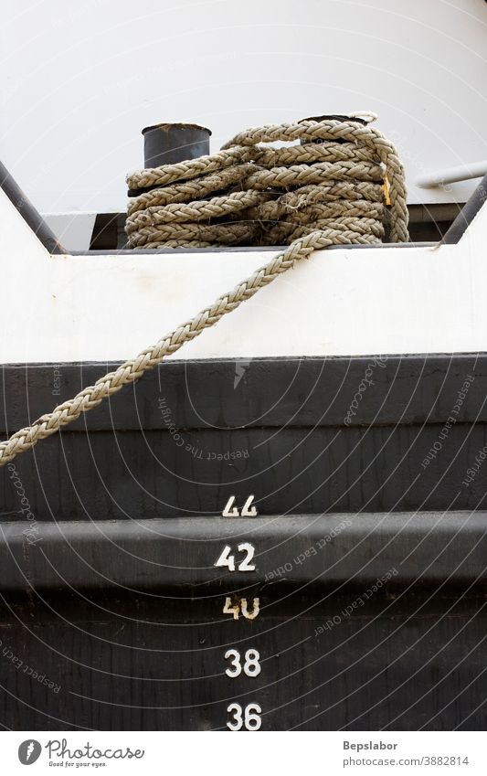 Schiffsteil mit Seil und fortlaufenden Nummern Boot Nahaufnahme Rolle verbinden Anschluss Schnur Baumwolle befestigen vergessen Hanf horizontal knicken Knäuel