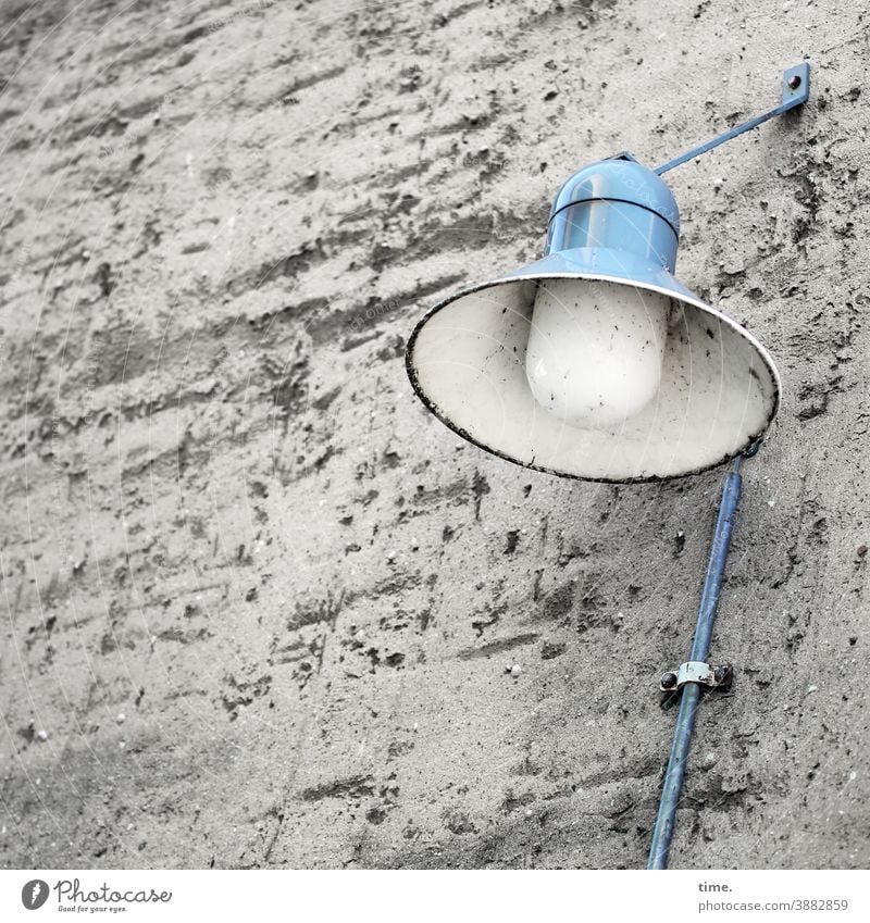 Lightboxen (22) lampe straßenlampe laterne mauer wand blau hellblau kabel befestigung alt trashig schmutzig rau oberfläche lichtquelle tageslicht