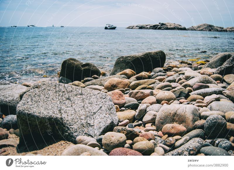 Nahaufnahme einiger Kieselsteine am Meeresufer, aufgenommen in Bodennähe Costa Brava calella de palafrugell Palamos Landschaft Ansichten MEER Wasser mediterran