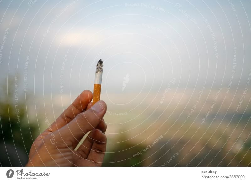 Zigarette in der Hand haltend Person menschlich Finger Halt Sucht Habitus Tabak Arme vereinzelt Mann Rauch stoppen ungesund weiß Erwachsener Nikotin Hintergrund