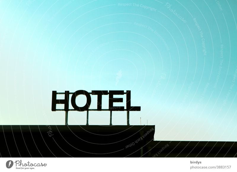 Hotel, Schriftzug auf dem Dach eines Hotels. blauer Himmel.neutraler Hintergrund Beherbungsverbot Krise Hotelerie Hotelbranche Schriftzeichen coronakrise