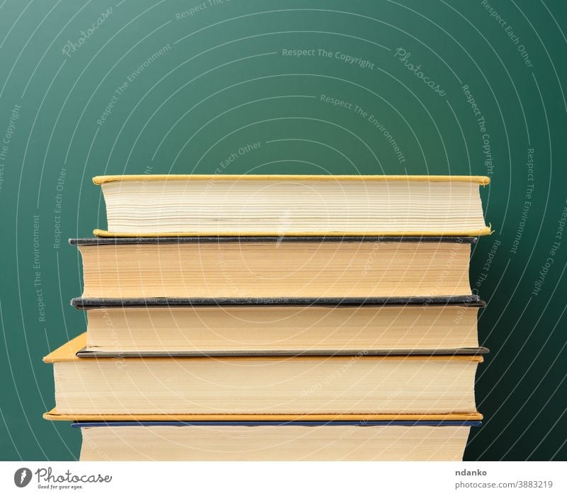 leere grüne Kreide Schultafel und Bücherstapel, Holzplatte Buch Buchladen Buchhandlung Tafel Klassenraum zugeklappt Sammlung Hochschule Deckung Schreibtisch