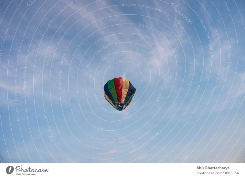 Eine bunte Laterne/Ballon fliegt am Nachmittag von Diwali am blauen Himmel mit weißen Wolken. Indisches Fest Abenteuer Air Asien Hintergrund Luftballon schön