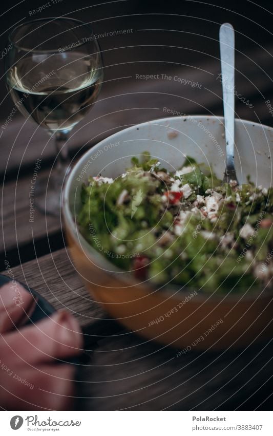 #A0# Abendbrot mit Salat lecker Weißwein Wein Salatschüssel Essen Ernährung Lebensmittel Farbfoto Vegetarische Ernährung Salatbeilage Bioprodukte