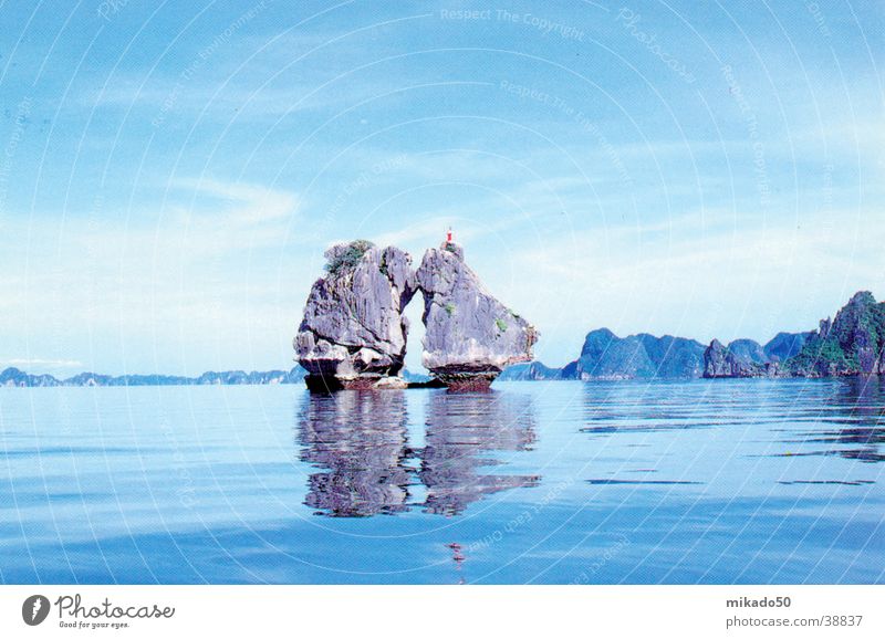 Ha Long Bucht Vietnam ruhig träumen Wasser Felsen Himmel blau Idylle