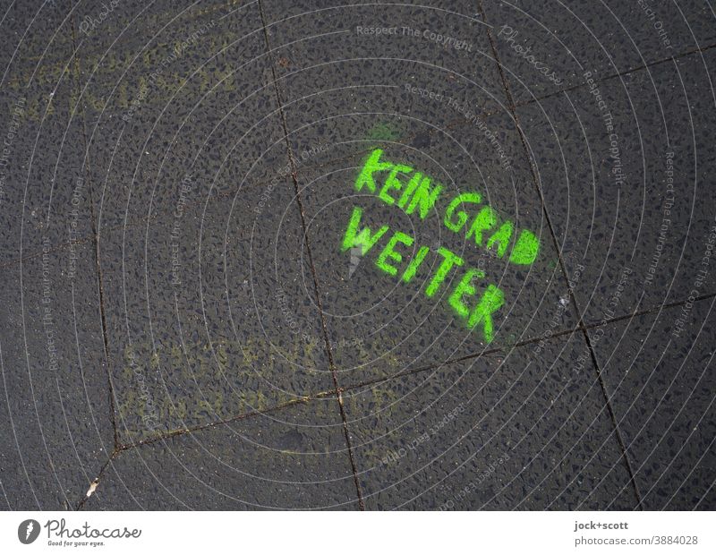 Kein Grad weiter auf dem Bürgersteig Bodenplatten verwittert Hintergrund neutral Subkultur Schablonenschrift Stencil Wort Typographie Deutsch Kreativität
