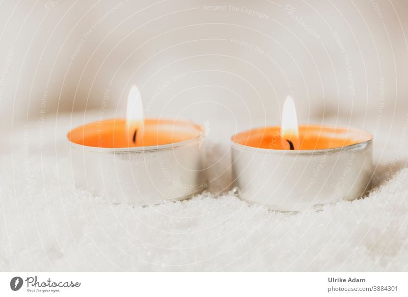 Zwei orange Teelichte brennen im Schnee Teelichter Kerzen Spa Weihnachten Advent Wellness Flamme Docht Weihnachten & Advent Gemütlich Kerzendocht Wachs Licht