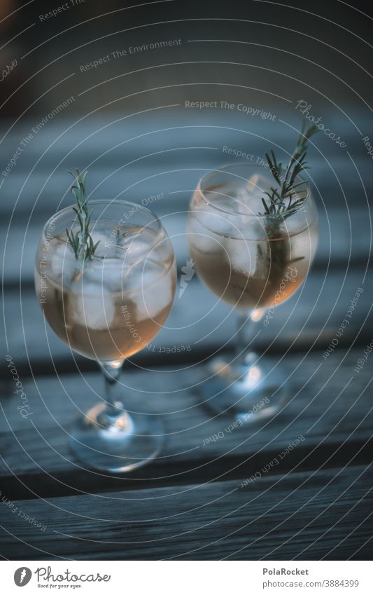 #A0# Französischer Mix Cocktail Alkohol Rosmarin Glas Rose Roséwein Eis eisgekühlt lecker Getränk Getränkezutat