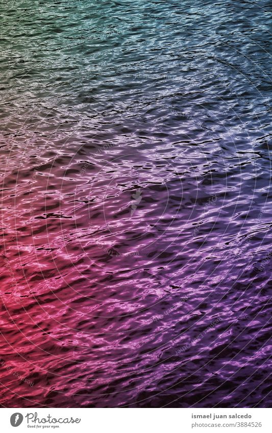 Mehrfarbige Lichter spiegeln sich auf dem Wasser Reflexion & Spiegelung hell liquide mehrfarbig farbenfroh Farben abstrakt texturiert Hintergrund Muster Rippeln