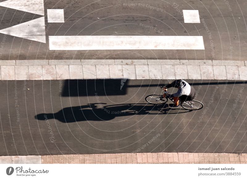 Radfahrer auf der Straße in der Stadt Bilbao, Spanien Biker Fahrrad Transport Verkehr Sport Fahrradfahren Radfahren Übung Mitfahrgelegenheit Geschwindigkeit
