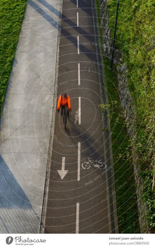 Radfahrer auf der Straße in der Stadt Bilbao, Spanien Biker Fahrrad Transport Verkehr Sport Fahrradfahren Radfahren Übung Mitfahrgelegenheit Geschwindigkeit
