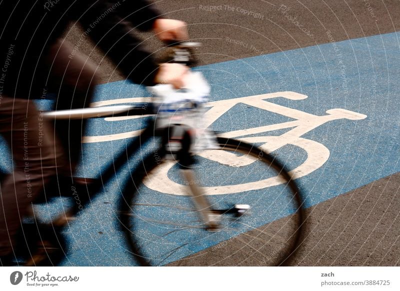 blaue Verkehrswende Fahrrad Verkehrswege Verkehrsmittel Verkehrszeichen Fahrradfahren Fahrradweg Straße Wege & Pfade Straßenverkehr Mobilität Stadt Sicherheit
