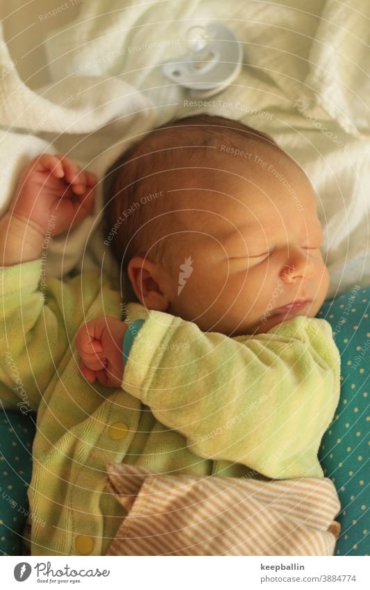 Baby schläft neugeborenes Schnuller Schlafanzug Hochformat stille Ruhe süß schlafen Kleinkind