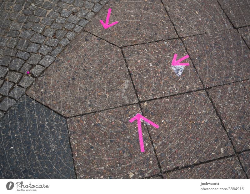 Drei Pinke Pfeile zeigen ihre Richtung Bürgersteig Bodenplatten Schilder & Markierungen Zeichen Wege & Pfade Wegweiser richtungweisend Strukturen & Formen