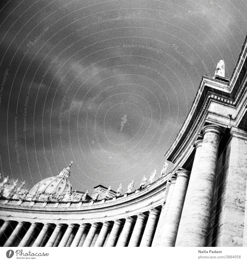 Kolonnaden und Petersdom analog Analogfoto Schwarzweißfoto Rom Italien Säulen Figuren Dom Himmel dunkel Außenaufnahme Sehenswürdigkeit Vatikan Wahrzeichen