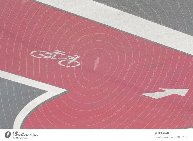 Fahrradweg gut sichtbar mit Richtungspfeil Piktogramm Verkehrswege Straße Schilder & Markierungen Fahrbahnmarkierung rot Linie Pfeil Verkehrszeichen Asphalt