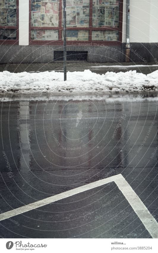 Schmuddelwetter Schneereste Winter kalt nass Tauwetter Straße Fahrbahnmarkierung Geschäft Laden trist grau geschlossen bankrott Insolvenz Ladengeschäft