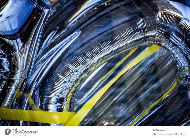 Farbkontrast, Material und Licht im schmucken Schaufenster eines Kaufhauses Folie Metall Bänder Band blau gelb glänzend metallic abstrakt Reflexionen Spiegelung