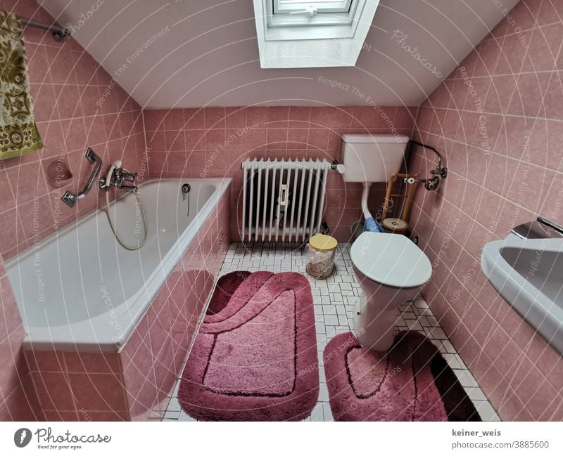 Altes Badezimmer unterm Dach in altrosa Farbtönen Toilette Badewanne Kacheln Fliesen u. Kacheln Altbau billig Miete Heizkörper Waschbecken Dusche Sanitär