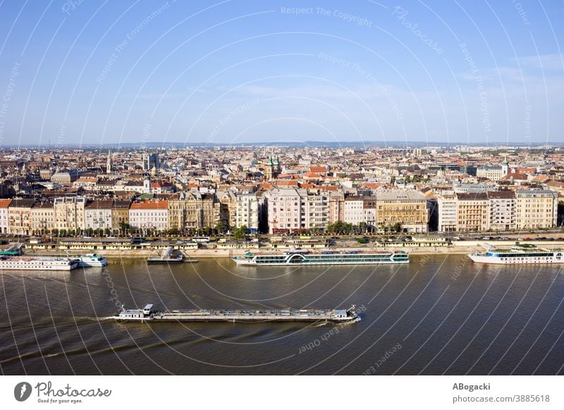 Die Skyline der Stadt Budapest und die Donau in Ungarn. Großstadt Stadtbild Fluss Haus Gebäude Appartement Mietshaus wohnbedingt historisch Europa Hafengebiet